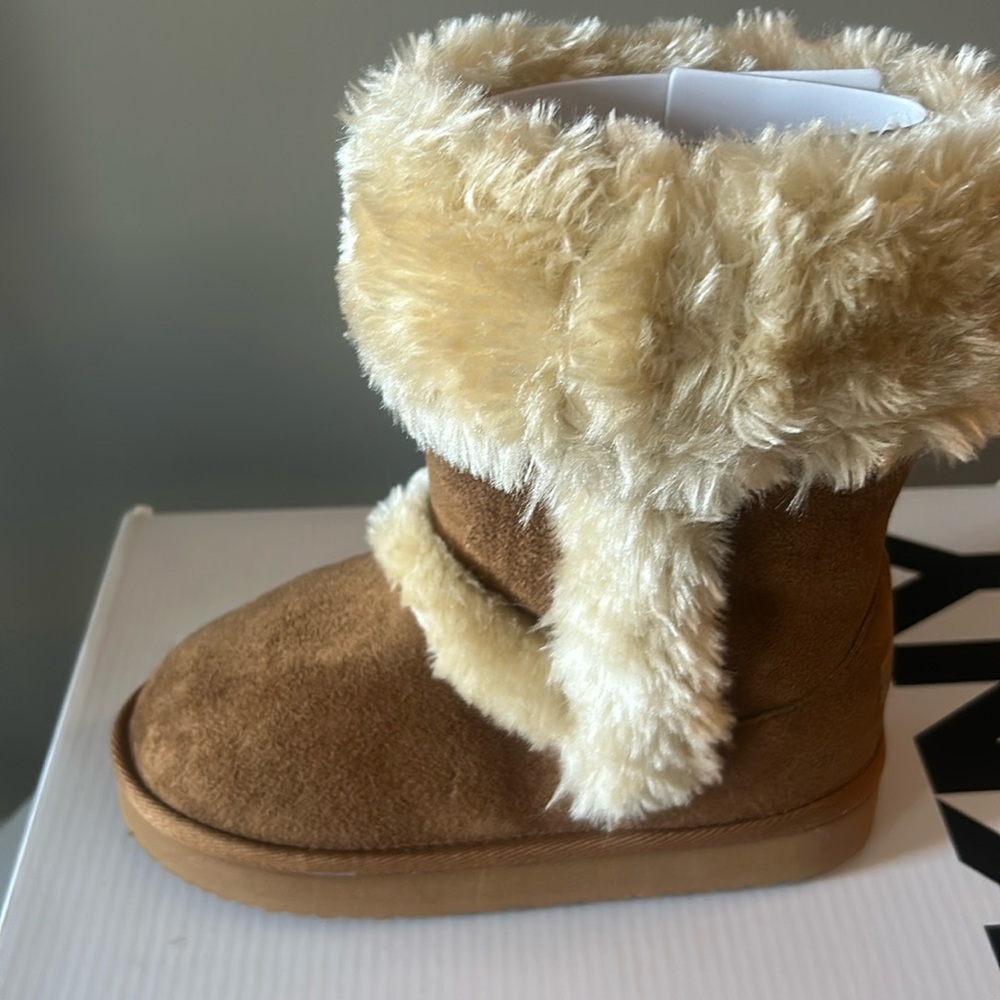 DKNY Little kids Karina Kelly slip -on boot.